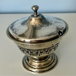 Antique EPNS Lidded Salt Cellar Victoria Plate 701
Circa 1900